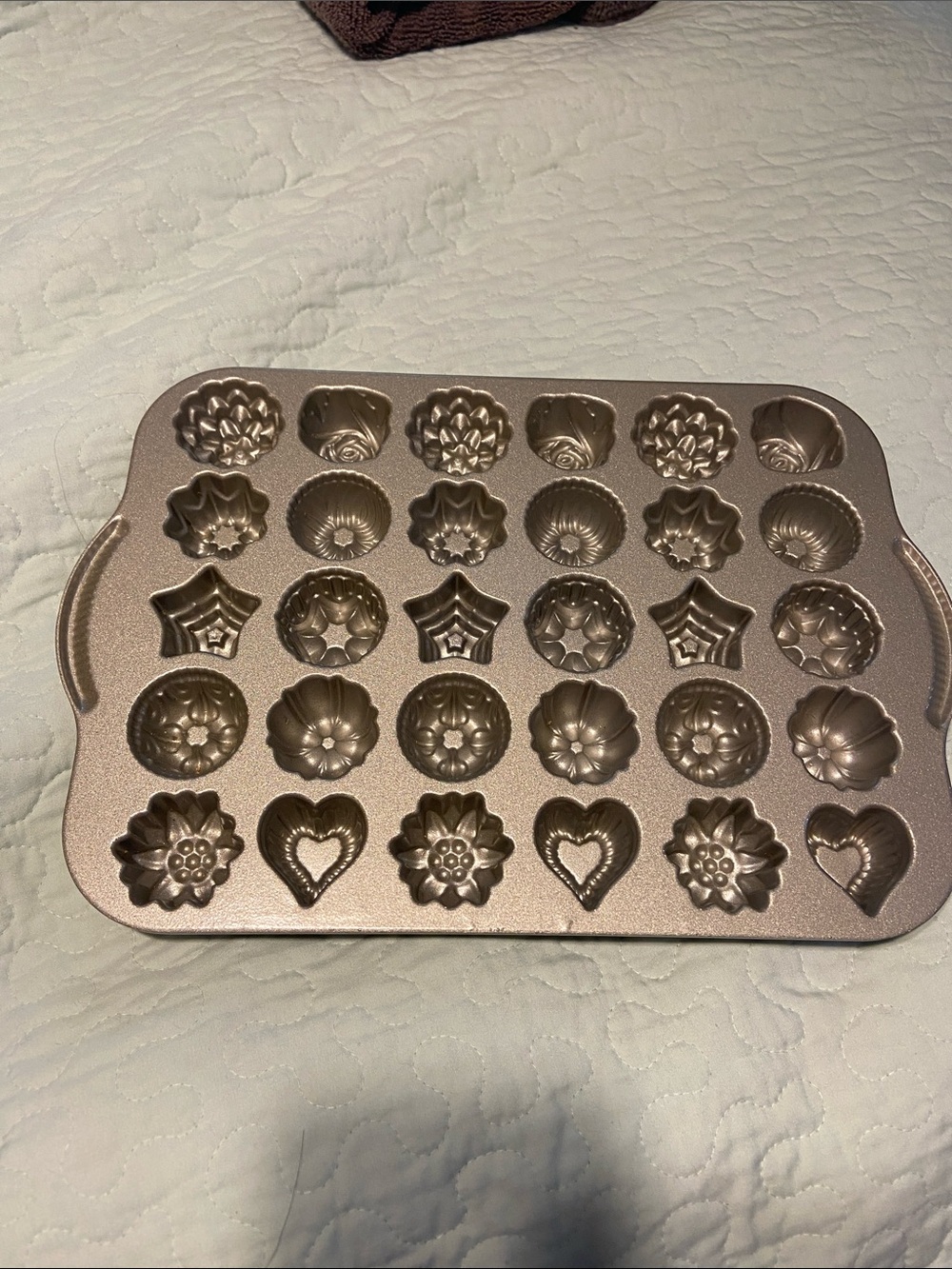 Bakeware pan with multiple molded shapes Nordic ware
